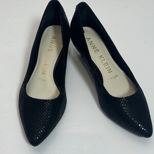 Anne Klein Black Snakeskin Heels (2") size 7. Preowned